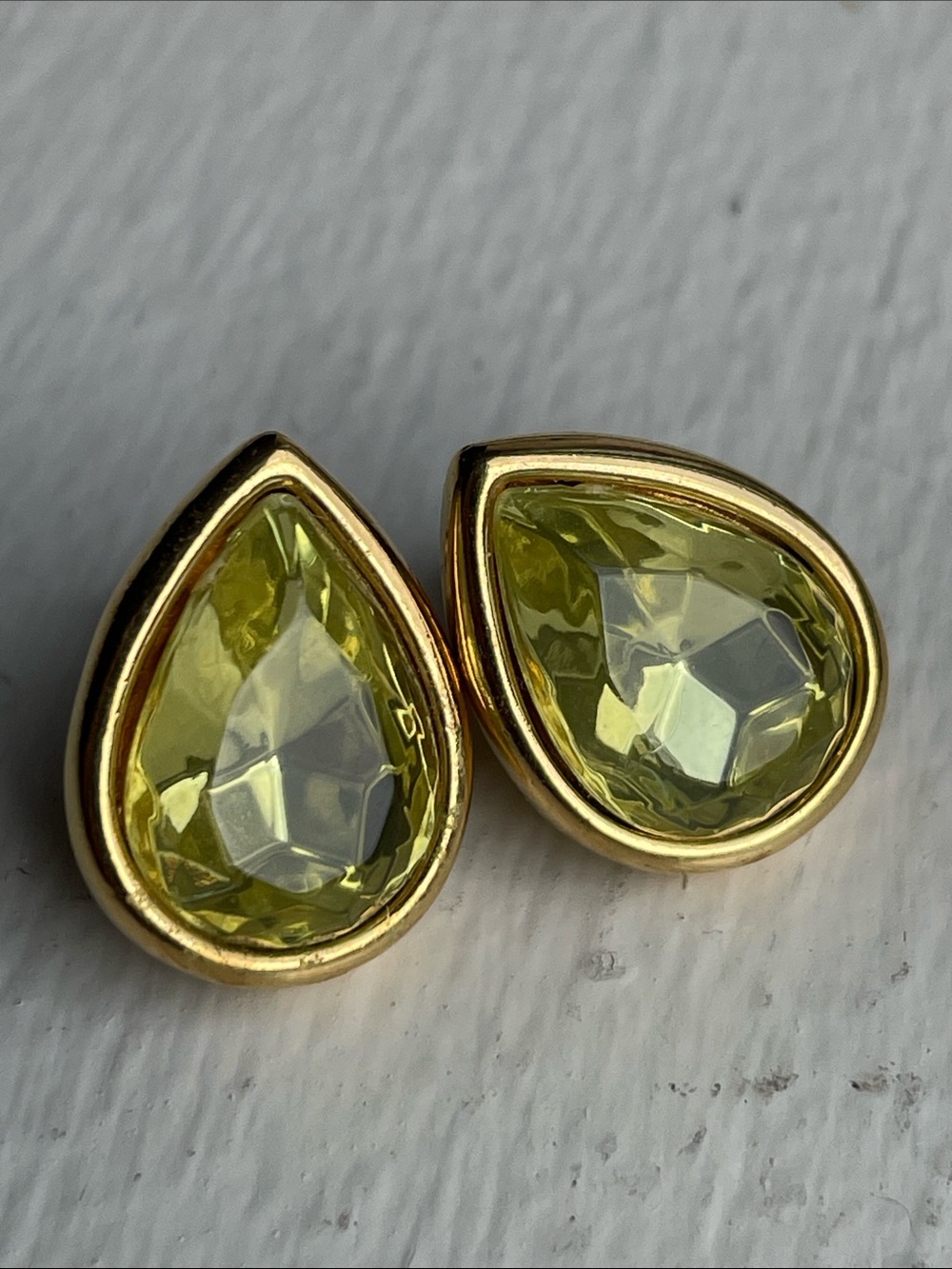 1980s Trifari Peridot Raindrop Gold-Tone Yellow Teardrop Stud Earrings Vintage